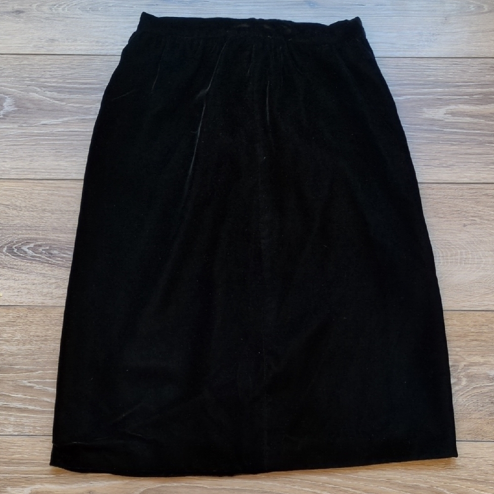 Vintage AJ Bari Black Velvet Knee Length‎ Skirt - Side Zipper - Size 6